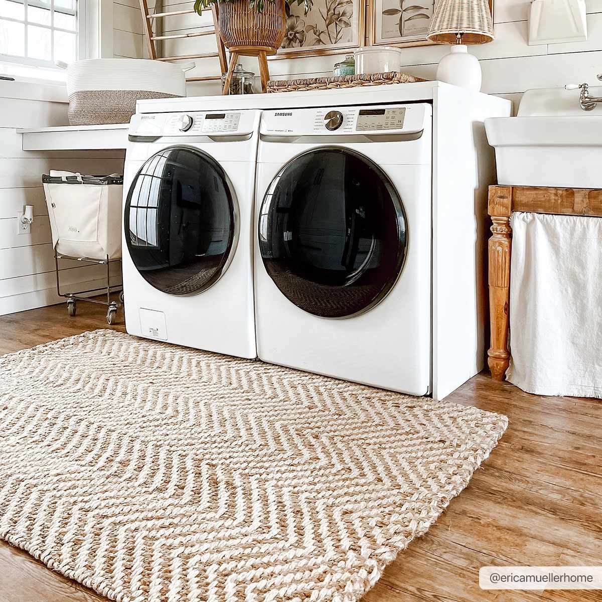 Hand-woven jute area rug from Boutique Rugs' Aren collection, featuring natural fibers and textured design.