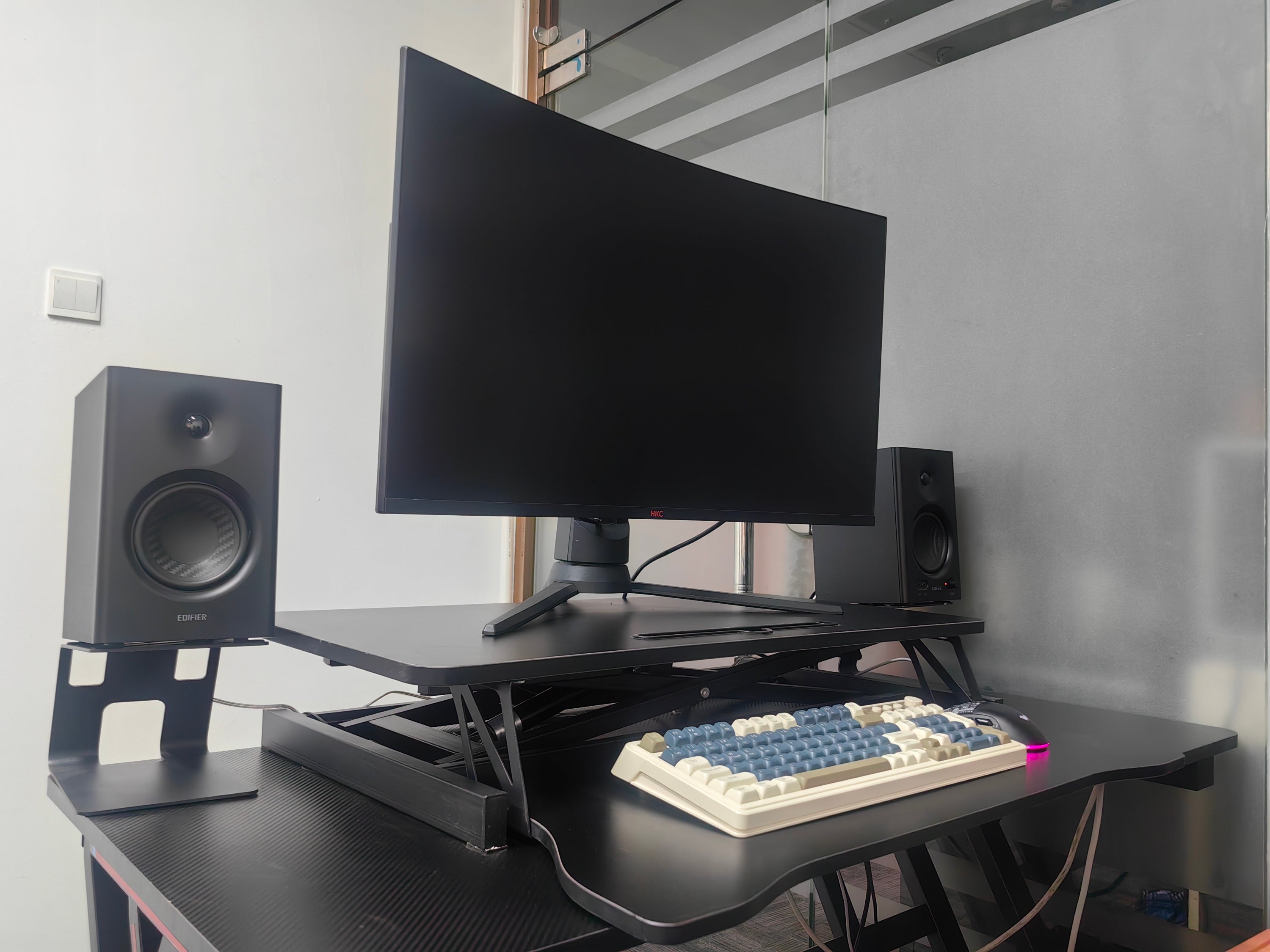 Anthony & Home 32-inch aluminum desk converter with dual monitor tray, adjustable height and sturdy workspace for ergonomic setup.