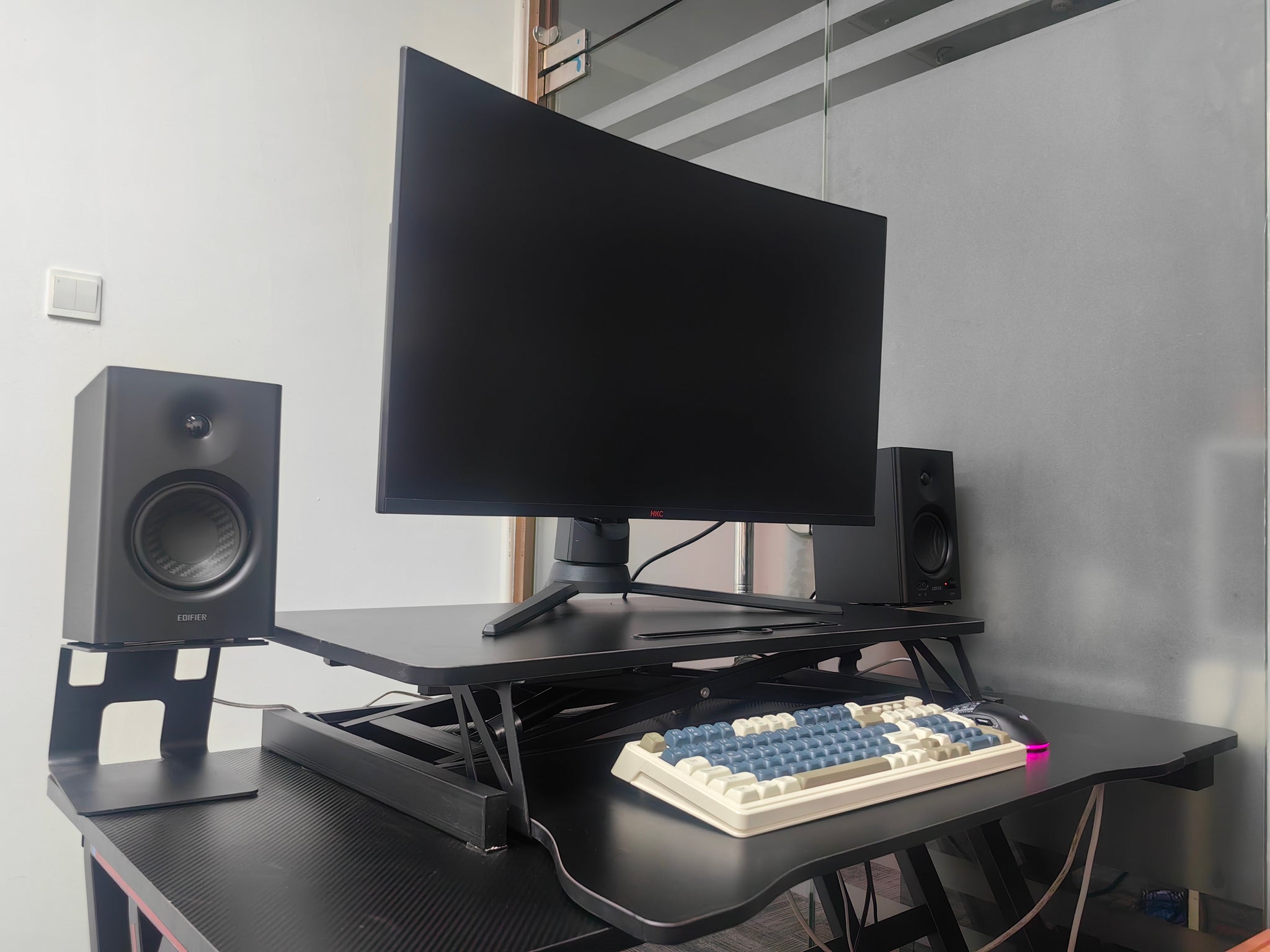 Anthony & Home 32-inch aluminum desk converter with dual monitor tray, adjustable height and sturdy workspace for ergonomic setup.